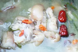 云南彝族姑娘在溪边做了一道“草果猪蹄养生汤”好吃得不要不要的视频封面