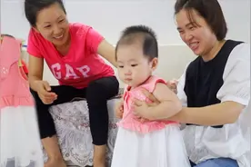 衣服打折，梅子给萱萱买了一件小裙子，萱萱白白胖胖穿上真好看视频封面