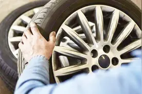 轮胎的胎壁蹭掉了一小块，还能上高速吗？伪理论太多别被误导