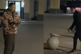 大无语事件！两男子喝醉后竟把石墩当陀螺打，石墩：我招谁惹谁了视频封面