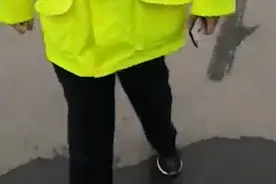 山东一司机质疑交警：没有监督执法过程的权利吗？视频封面
