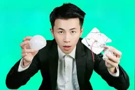 揭秘大师空手点亮灯泡骗术，拆开后其实就是一块电路板视频封面