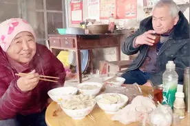 山东农村70岁大爷爱喝酒，过节了，看看中午老伴让大爷吃的啥饭视频封面