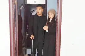 度蜜月回来家具被婆婆变卖，妻子怒提离婚，1周后回来拿衣服笑了视频封面