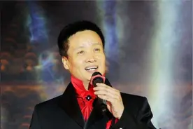 阎维文妻子近照罕有曝光！贴心为老公敲背，身形消瘦惹人心疼视频封面