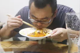 土豆啤酒吃出问题？小伙亲身测试，土豆啤酒一扫光，会有啥结果？视频封面