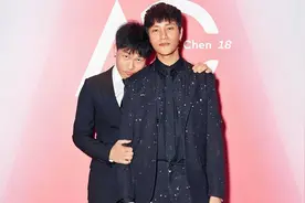 陈尊佑零点晒照为陈坤庆生，祝福用语有礼貌，父子帅气同框像兄弟视频封面