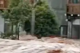 四川邛崃暴雨山洪致古镇被淹，江面水位上涨，房屋一半在水下视频封面