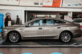 别克这次想通了！降幅已达3万，车长超5米，上路比奔驰有气场！视频封面