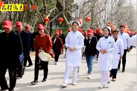 农村小伙参加公益活动，大爷说话句句经典，还有美女护士贴身陪护视频封面
