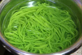 李姐做的菠菜面翠绿筋道不断节，看和面擀面煮面，技巧就是一点点视频封面