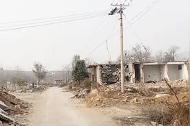 河南的这个村整村搬迁，一个院子会赔多少钱？一起来看看视频封面