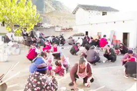 四川农村办婚礼，亲戚都在地上吃饭，这种环境城里人是吃不下去的视频封面