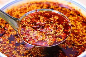 做辣椒油时，有人直接泼热油，有人加白酒？关键2步，又香又辣视频封面