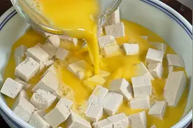 把豆腐切成块，淋入3个鸡蛋，没想到这么好吃，孩子三天两头要吃