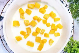 双皮奶制作的全过程，弹嫩爽滑，学会了不用花钱买，太美味了