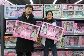 搞笑童年：小时候表哥给我买礼物，奖励我得了大奖状，太开心了