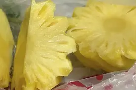 女生吃了半个菠萝嘴巴肿胀，出血半小时才止住，医生提醒！视频封面