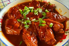 农村老妈教你做啤酒鸡翅，鸡肉鲜嫩多汁味美，出锅香味扑鼻而来