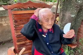 95岁奶奶爱臭美，天天喜欢照镜子，孙子看见了这么做视频封面