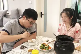 打工妹常熬夜月经推迟72天才来，痛经难受，男友的一个举动很暖心