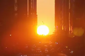 实拍：美国纽约再现“曼哈顿悬日”震撼景观 民众蜂拥街头围观视频封面