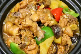 黄焖鸡的家常做法，鸡肉鲜嫩多汁，汤鲜味浓，比饭店做的还好吃