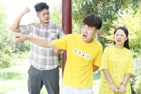夫妻俩公园内问厕所碰见二货小伙，媳妇急的尿裤子，太搞笑了视频封面