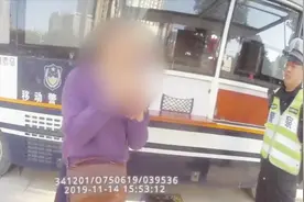 面对交警检查，骑车女飙英语“my name is sophia”视频封面