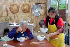 桃子爸妈洗完泡菜坛，煮一锅正宗老坛酸菜面，酸辣又爽口视频封面