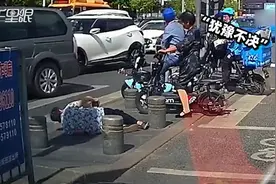 老人摔倒伸手求助无人敢扶 热心司机见状立马下车扶起视频封面