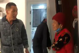 女子偷接公婆回家给丈夫惊喜，开门后孩子激动大喊奶奶：爱屋及乌视频封面