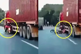 监拍：摩托车碰瓷式“贴脸”变道猛撞货车 车上两人险命丧车轮！视频封面