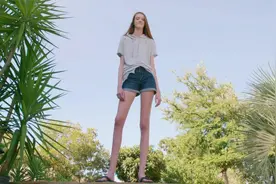 纪录片：美国女孩身高2.08米，光腿就长达1.35米，买不到合适裤子视频封面