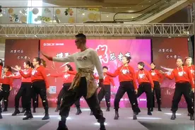 联谊会小哥这一身装扮吸引观众眼球，一曲网红舞蹈《醉倾城》酷酷