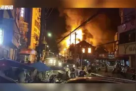 湖南常宁一步行街深夜突发大火，现场火焰滚滚
