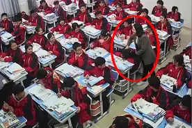 学生课堂犯困睡着老师暖心捏肩叫醒，还一起做颈椎操
