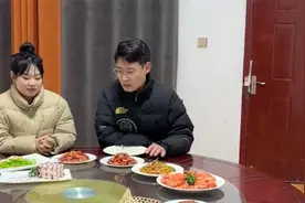 服务员上错菜该不该买单？小伙要求留下却这样做，美女做法亮了视频封面
