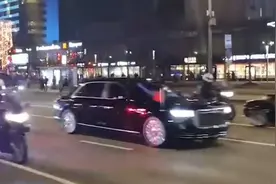 满满的民族自豪感！中国留学生晒俄罗斯护送队 场面壮观视频封面
