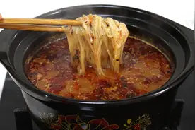 煮方便面，原来汤汁才是关键，简单2个技巧，泡面香辣得流口水