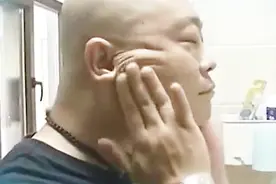 干洗脸能容颜常驻？专家解释这是面部按摩 能够促进面部血液循环视频封面