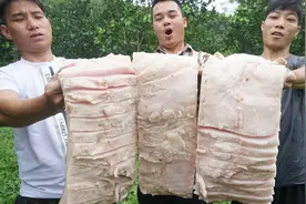 买了几块大肥肉，焯过水后切成小块，把油炸出来后捞起炒香，赞！