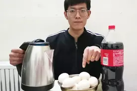 农村小伙实验20个鸡蛋放到电水壶里，加入可乐，鸡蛋会熟吗视频封面