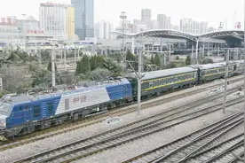 春运临客列车K4138次（上海-成都）驶出上海站，全程需要42小时视频封面