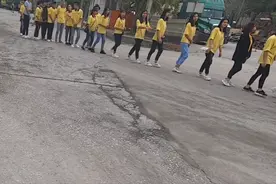 在海关看到好多女越南留学生，长得都非常漂亮，想上去要微信视频封面