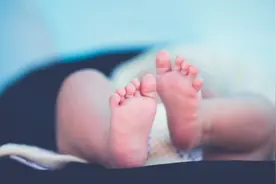 新生儿脐带脱落出血怎么办，医生：2种情况1种结果，家长不必担心视频封面
