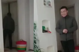 湖北男生放假回家，女同学来家里玩，老父亲激动得躲门缝偷看视频封面
