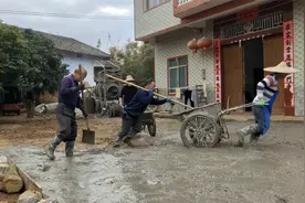 农村院子硬化，100块请一个农民工拉混凝土，划算吗？视频封面