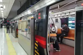 采取超常超强措施运行 北京地铁1号线最短发车间隔缩短至1分45秒视频封面
