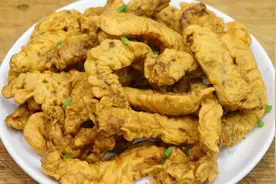 炸酥肉是用面粉还是淀粉，大厨教你这样调糊，外脆里嫩，金黄酥香视频封面
